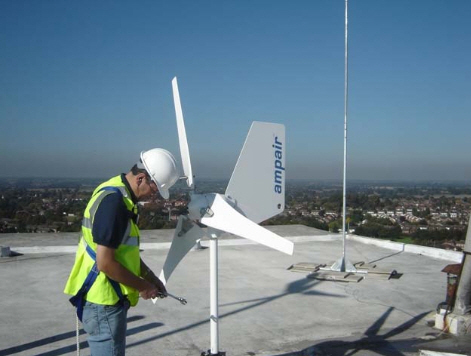 Kleine wind turbine op grote hoogte