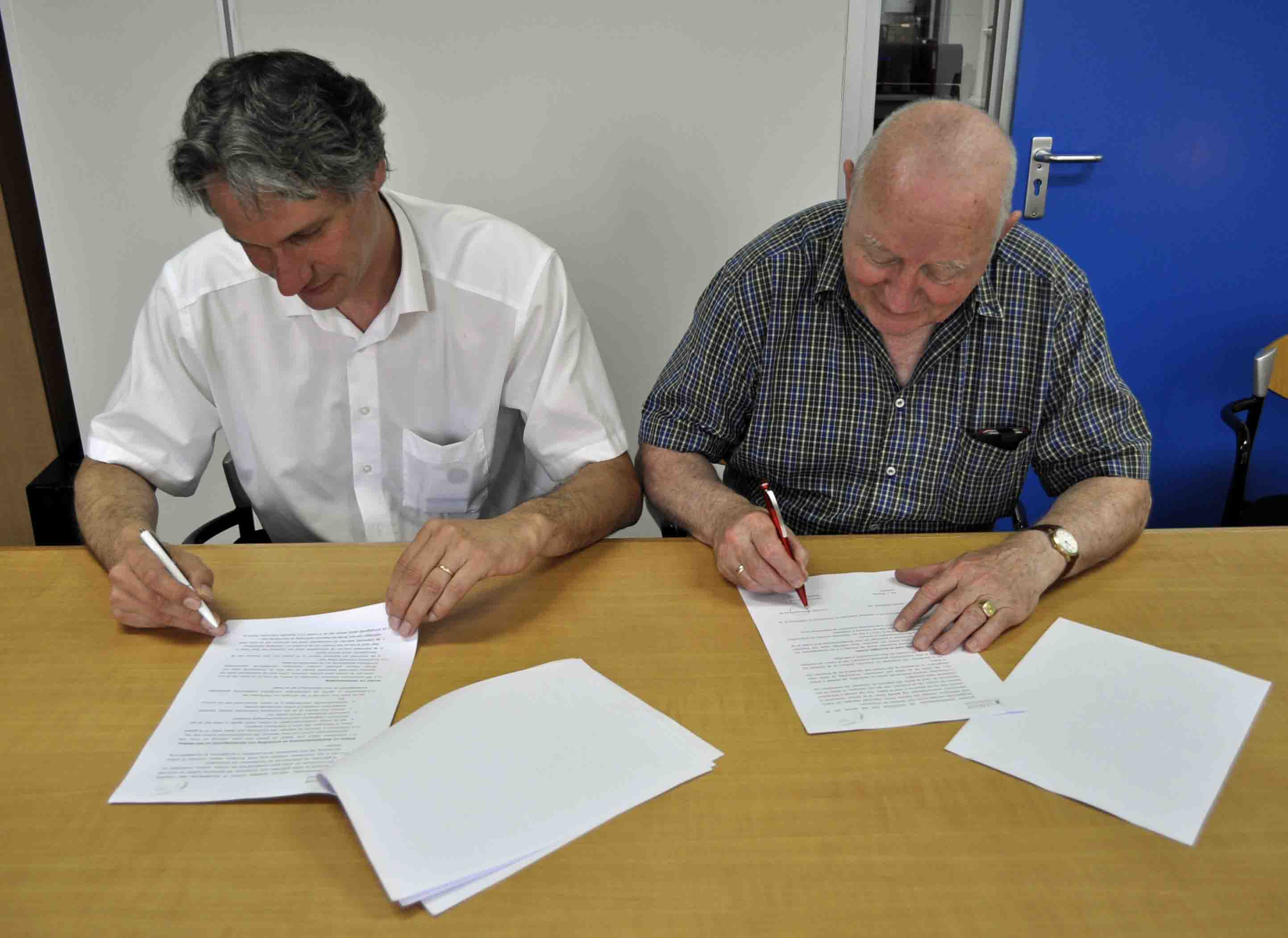 Ondertekening  Gard van Hoof en Jan Wassink